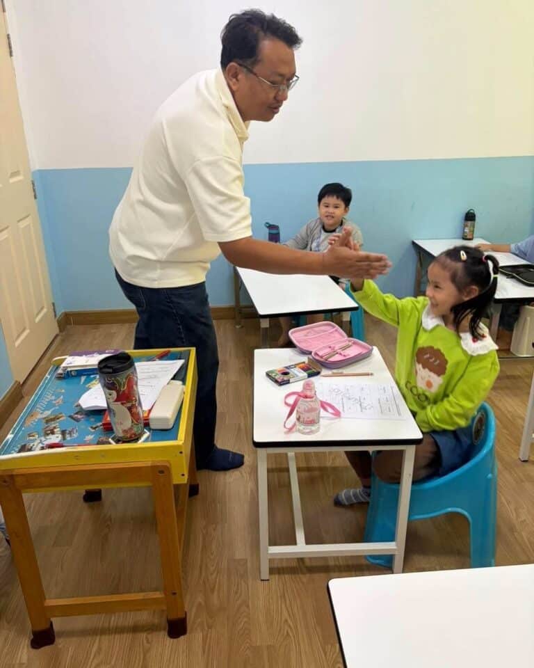 ตั้งใจทำแบบฝึกในห้องเรียน